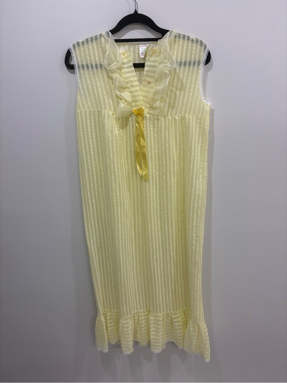 Vintage women’s Yellow Ruffle-Trim Sleeveless slip